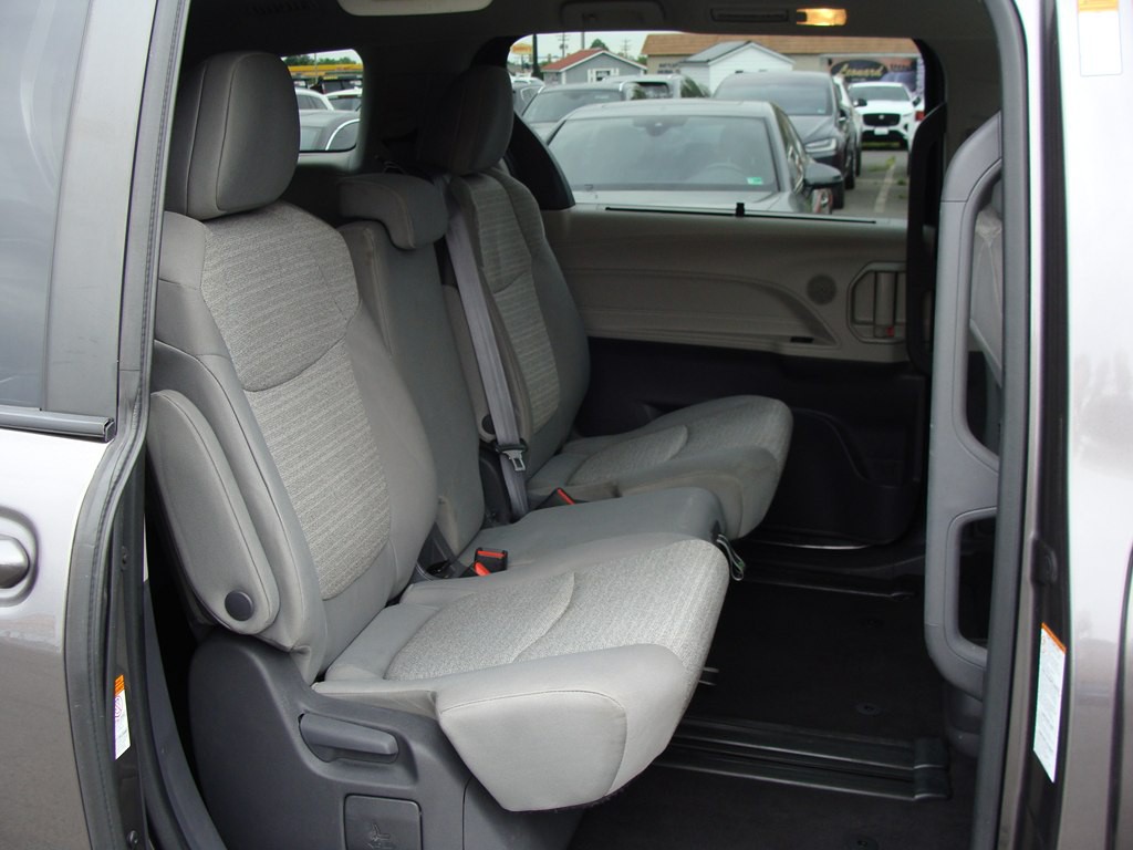 2021 Toyota Sienna Image 1