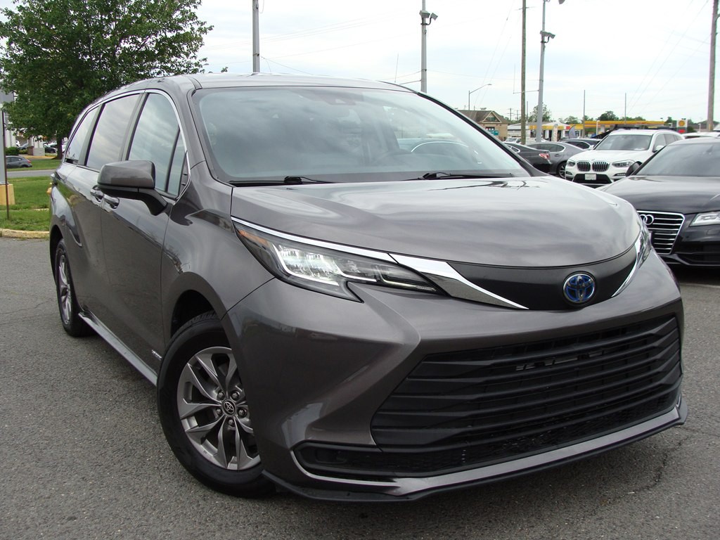 2021 Toyota Sienna Image 2