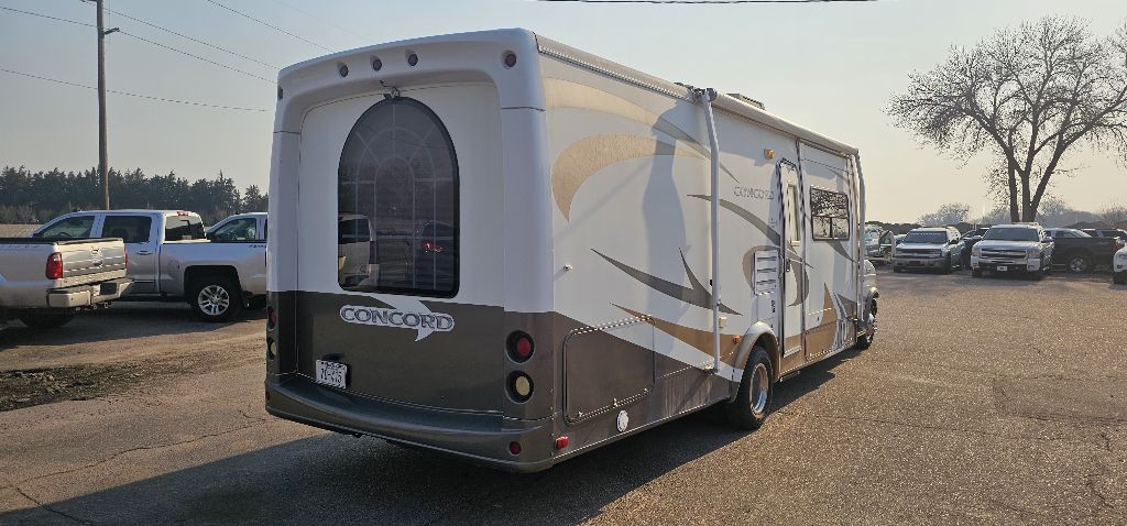 2006 Ford Econoline Image 2