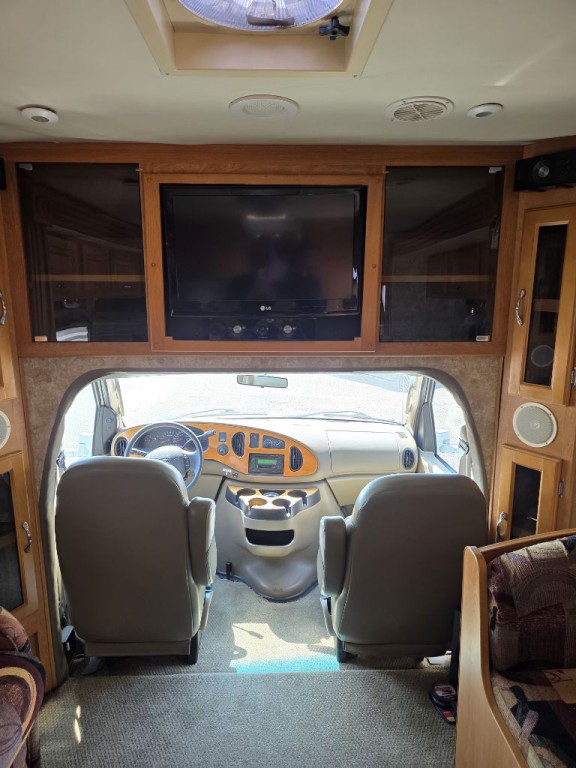 2006 Ford Econoline Image 25