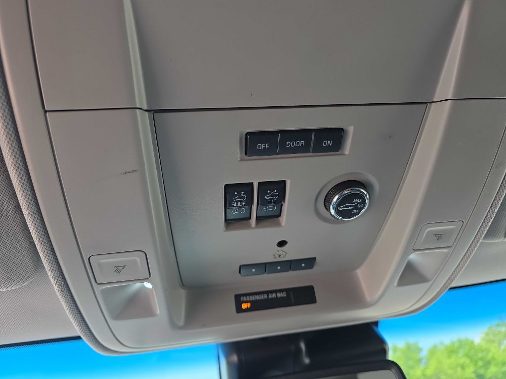 2015 Chevrolet Suburban Image 16