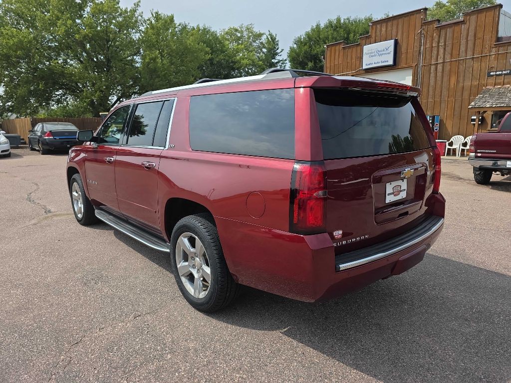 2016 Chevrolet Suburban Image 3