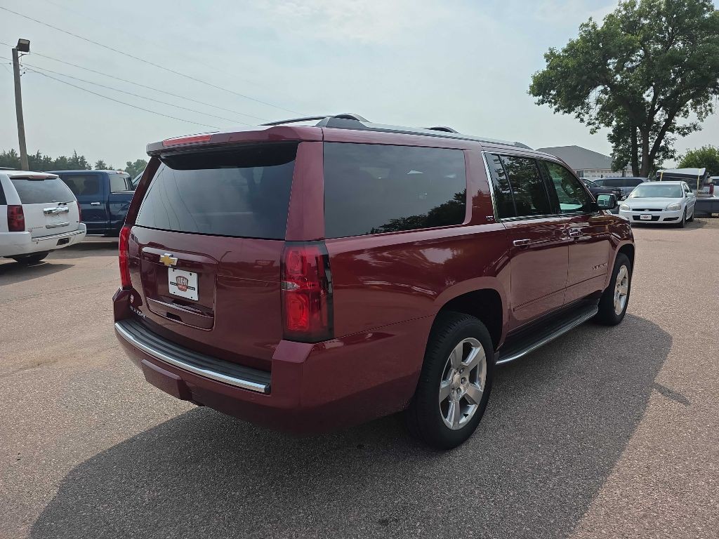 2016 Chevrolet Suburban Image 4