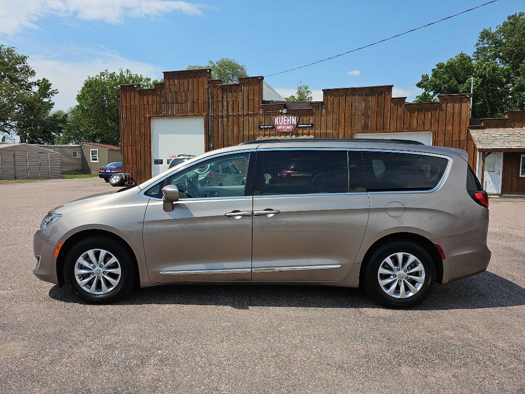 2017 Chrysler Pacifica Image 2