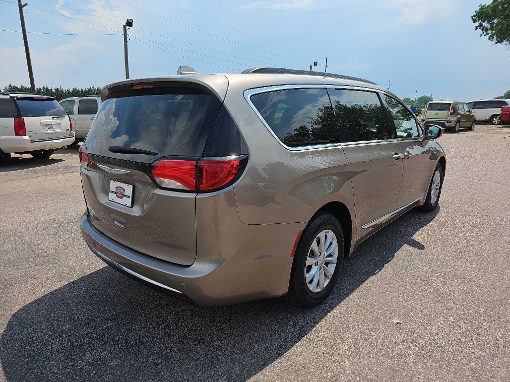 2017 Chrysler Pacifica Image 4