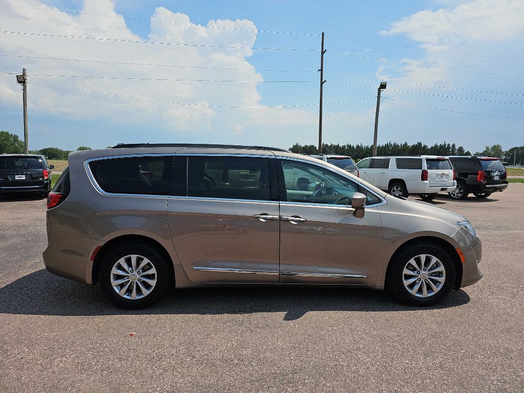 2017 Chrysler Pacifica Image 5