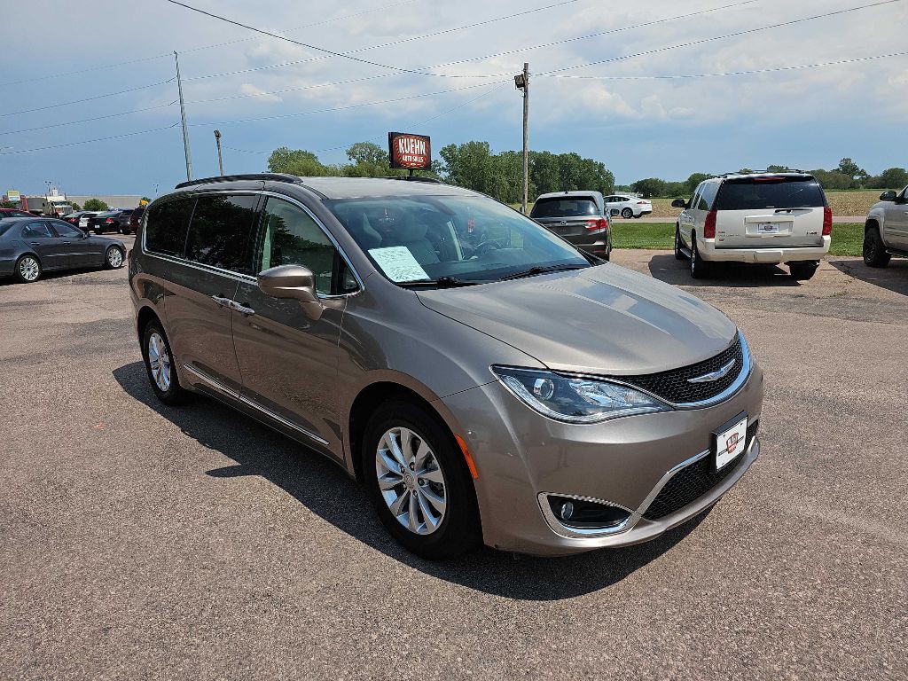 2017 Chrysler Pacifica Image 6