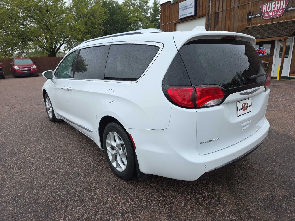 2017 Chrysler Pacifica Image 2