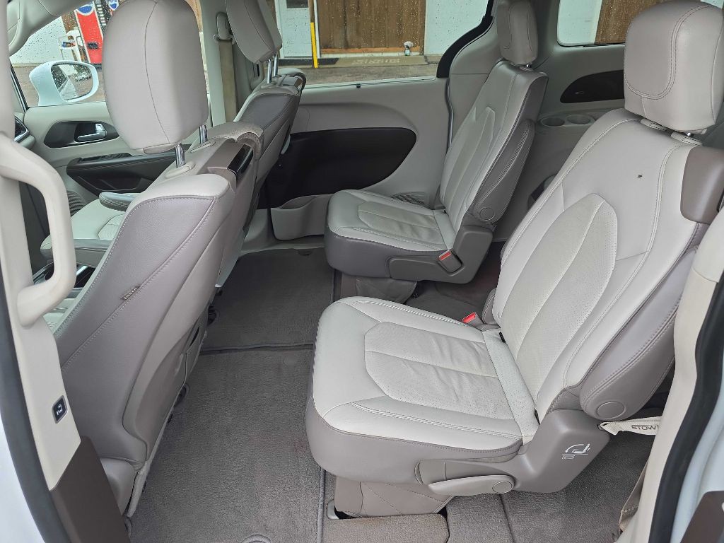 2017 Chrysler Pacifica Image 8