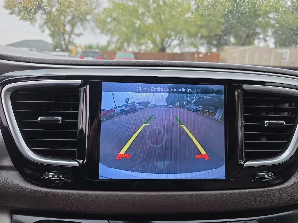2017 Chrysler Pacifica Image 16
