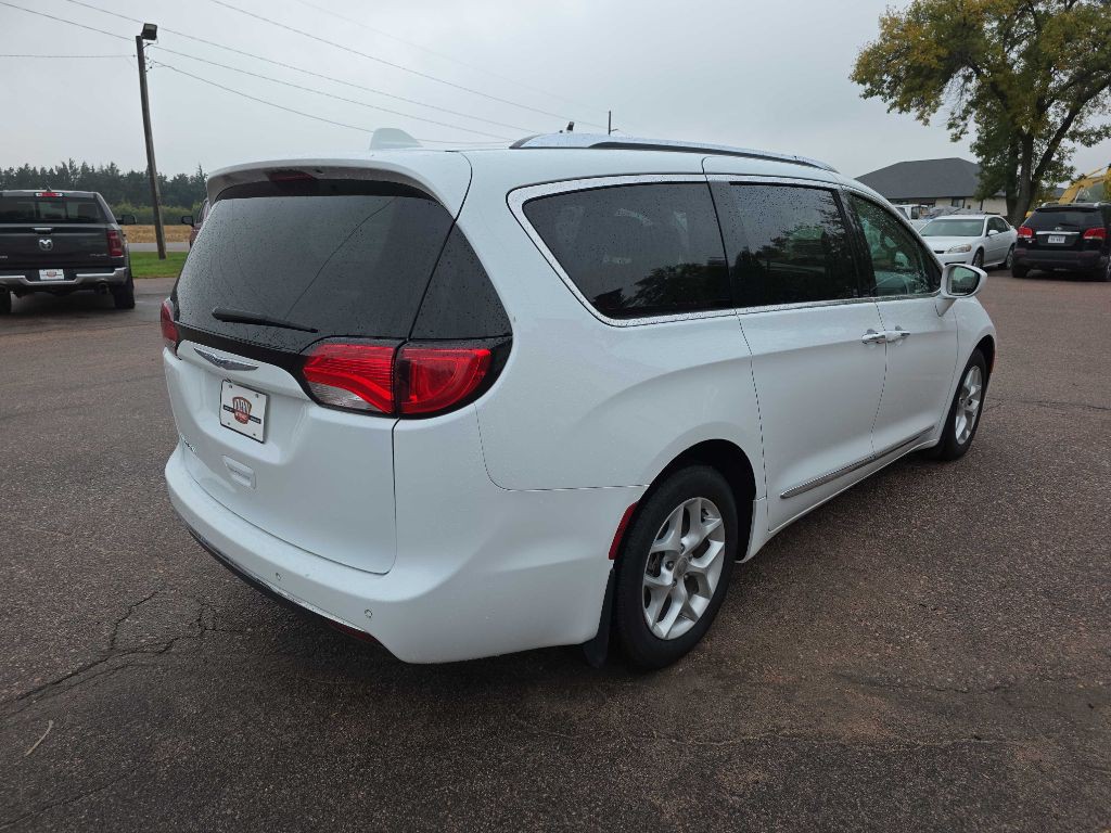 2017 Chrysler Pacifica Image 4
