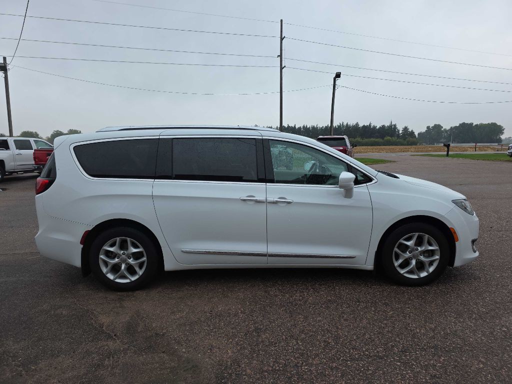 2017 Chrysler Pacifica Image 5
