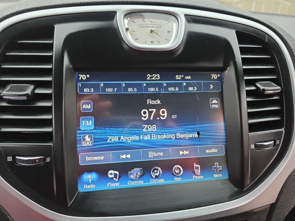 2014 Chrysler 300 Image 9