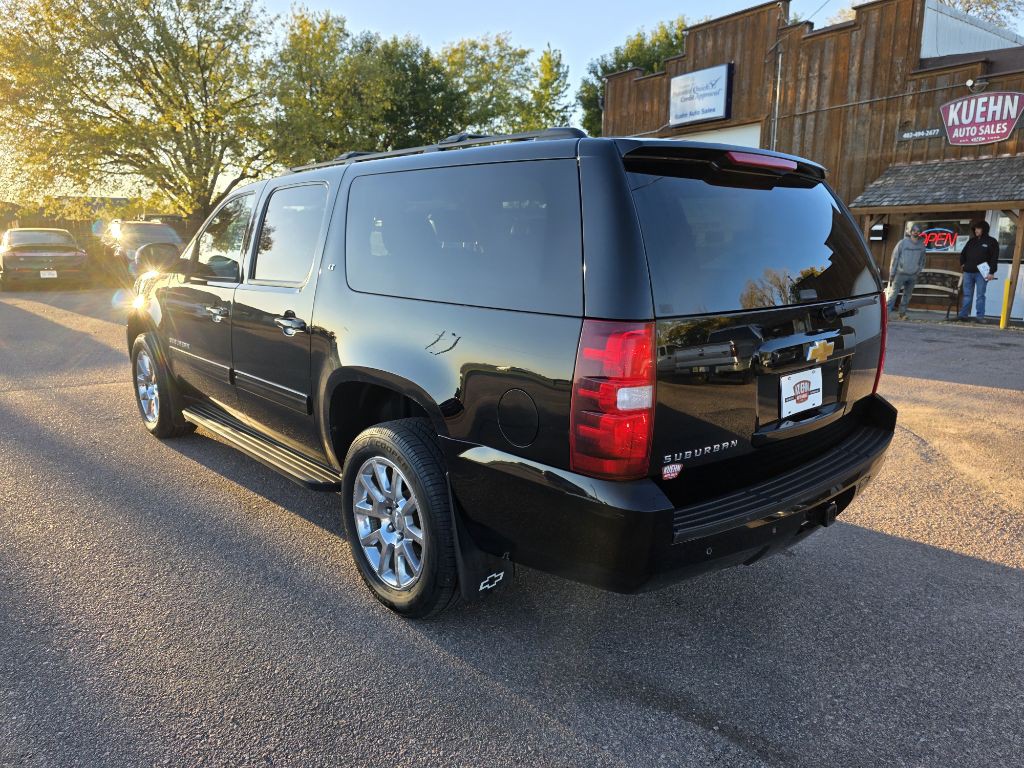 2014 Chevrolet Suburban Image 2