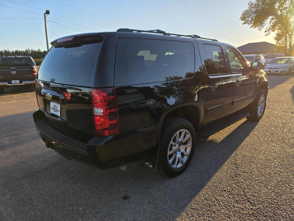 2014 Chevrolet Suburban Image 3