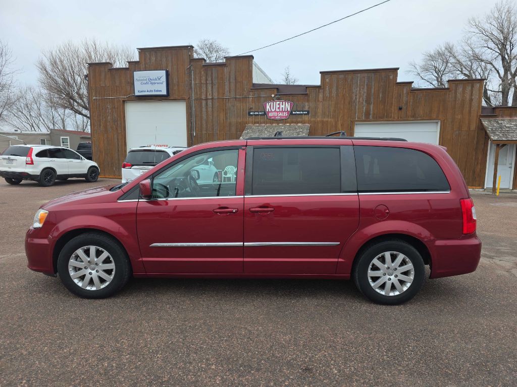 2014 Chrysler Town & Country Image 2