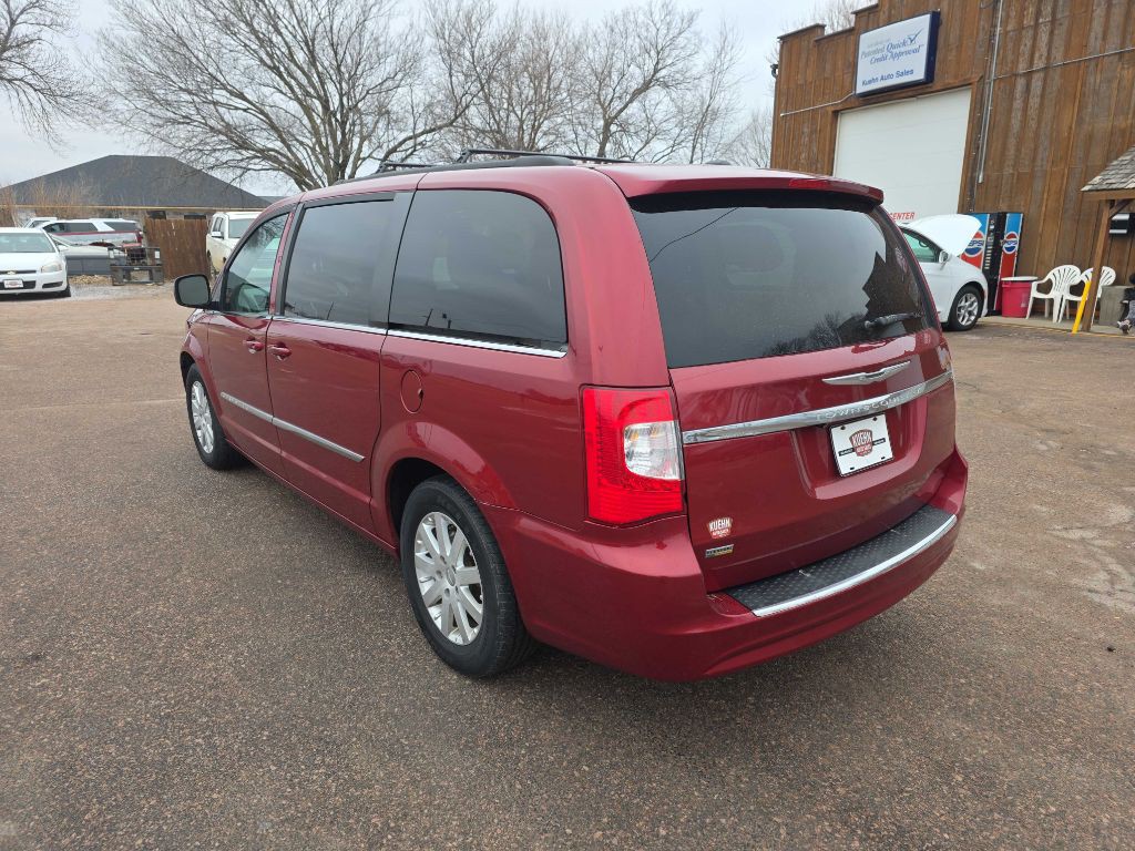 2014 Chrysler Town & Country Image 3