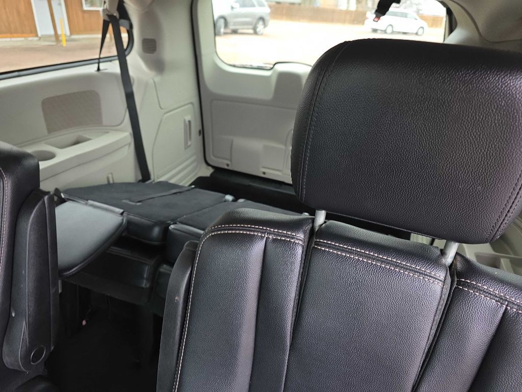 2014 Chrysler Town & Country Image 7