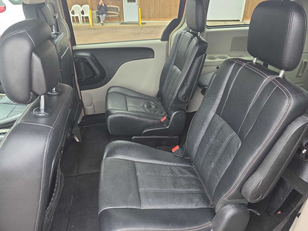 2014 Chrysler Town & Country Image 8