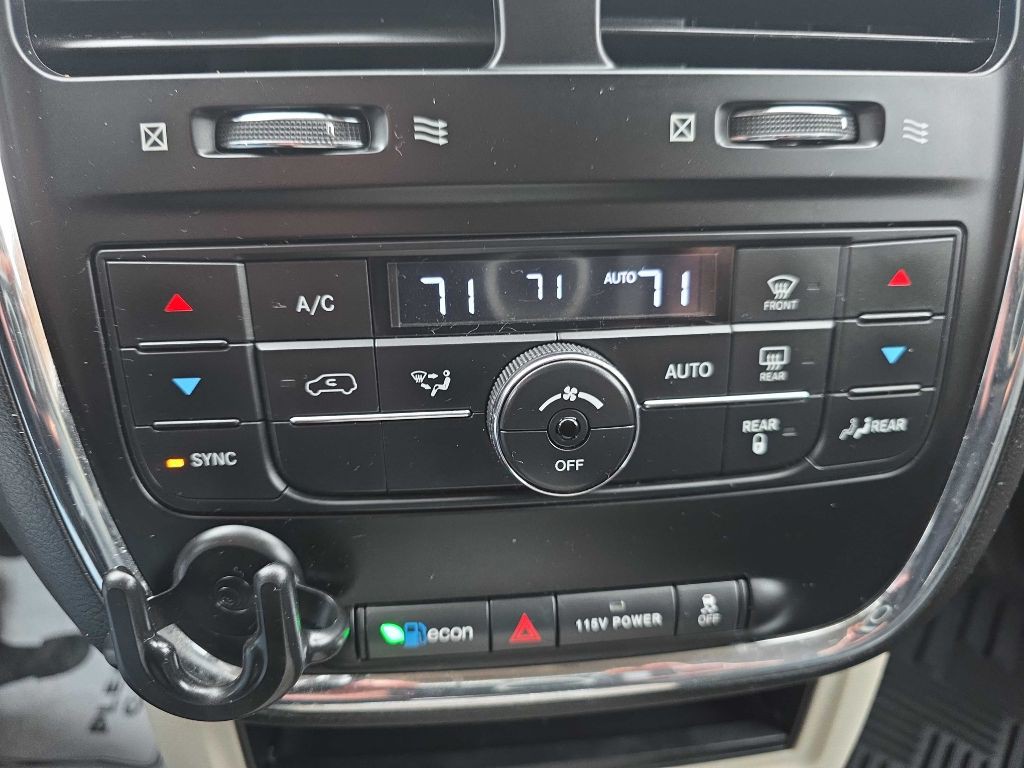 2014 Chrysler Town & Country Image 10