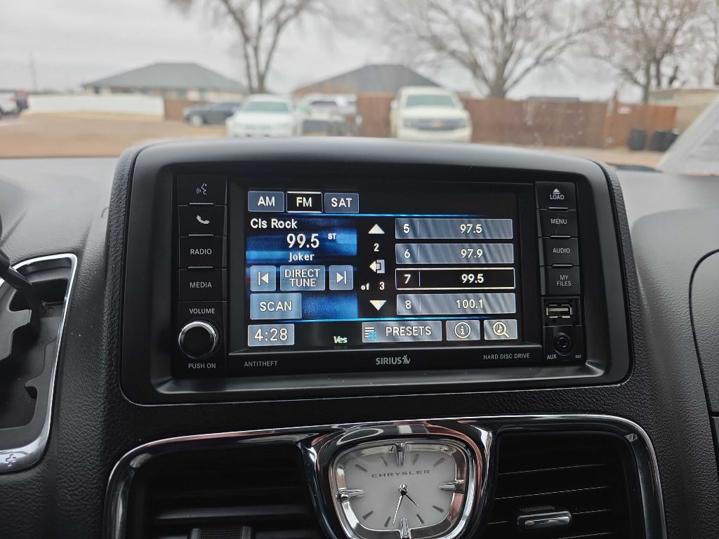 2014 Chrysler Town & Country Image 11