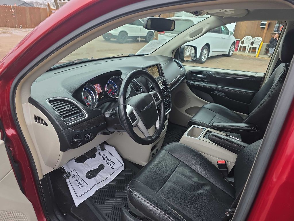 2014 Chrysler Town & Country Image 12