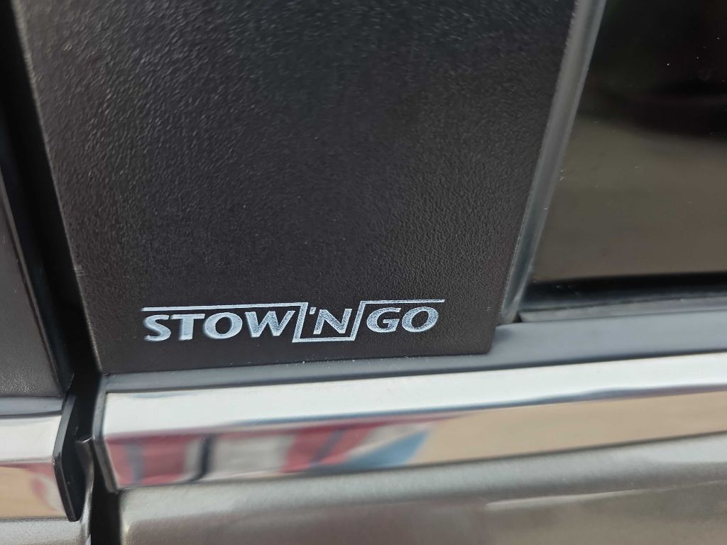 2010 Chrysler Town & Country Image 8