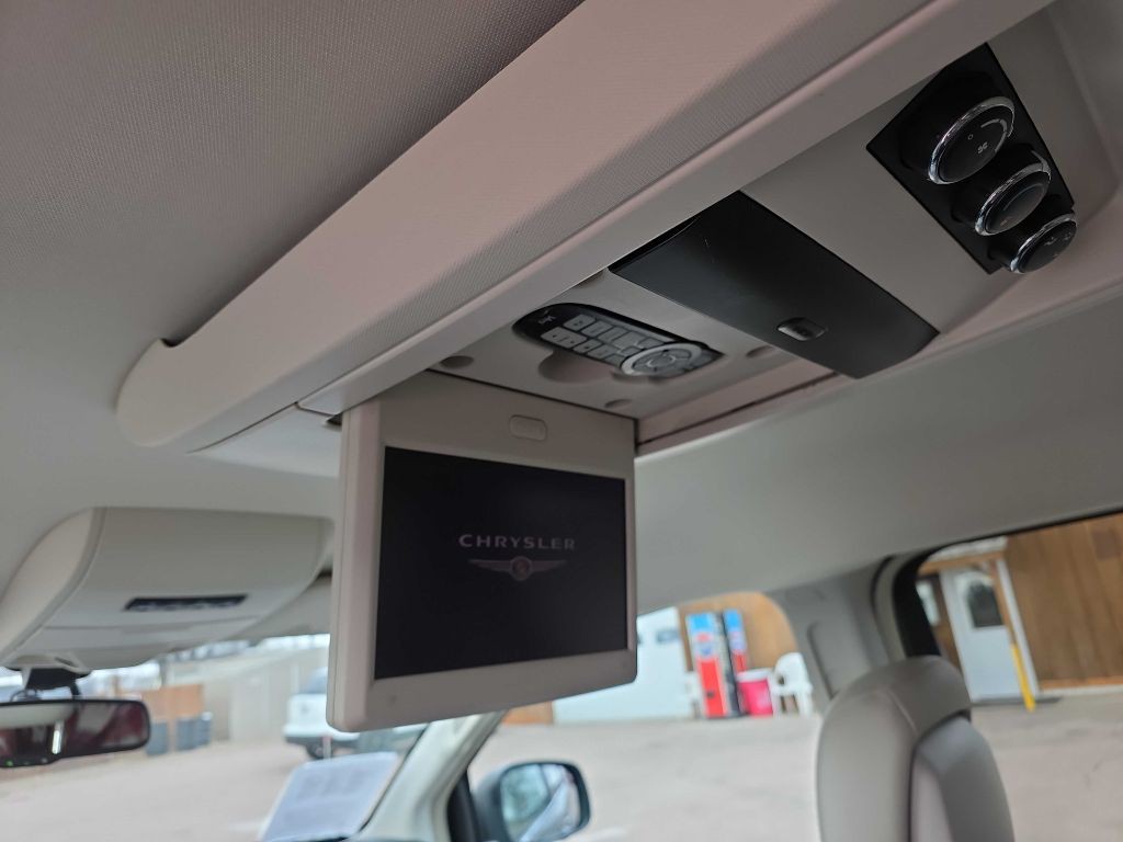 2010 Chrysler Town & Country Image 9