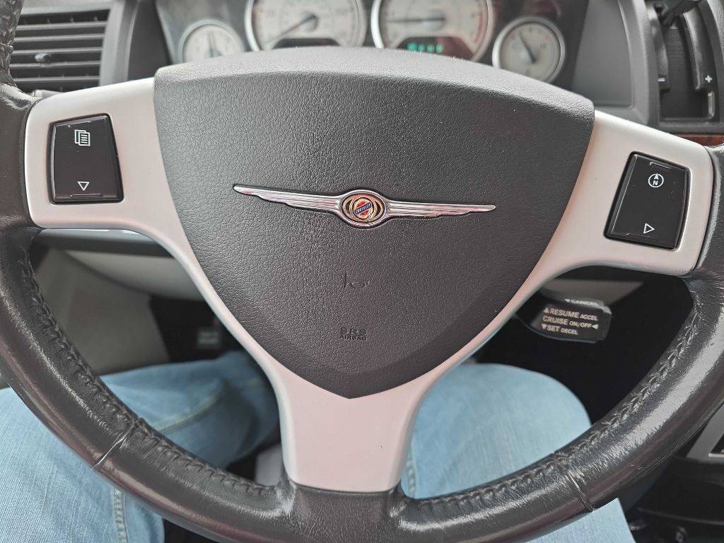2010 Chrysler Town & Country Image 10