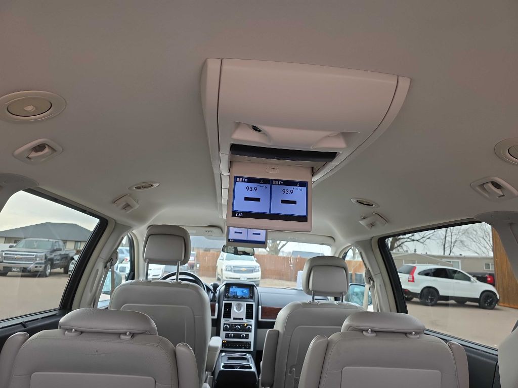 2010 Chrysler Town & Country Image 11