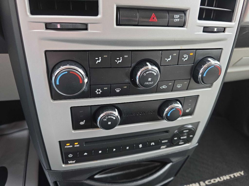 2010 Chrysler Town & Country Image 13