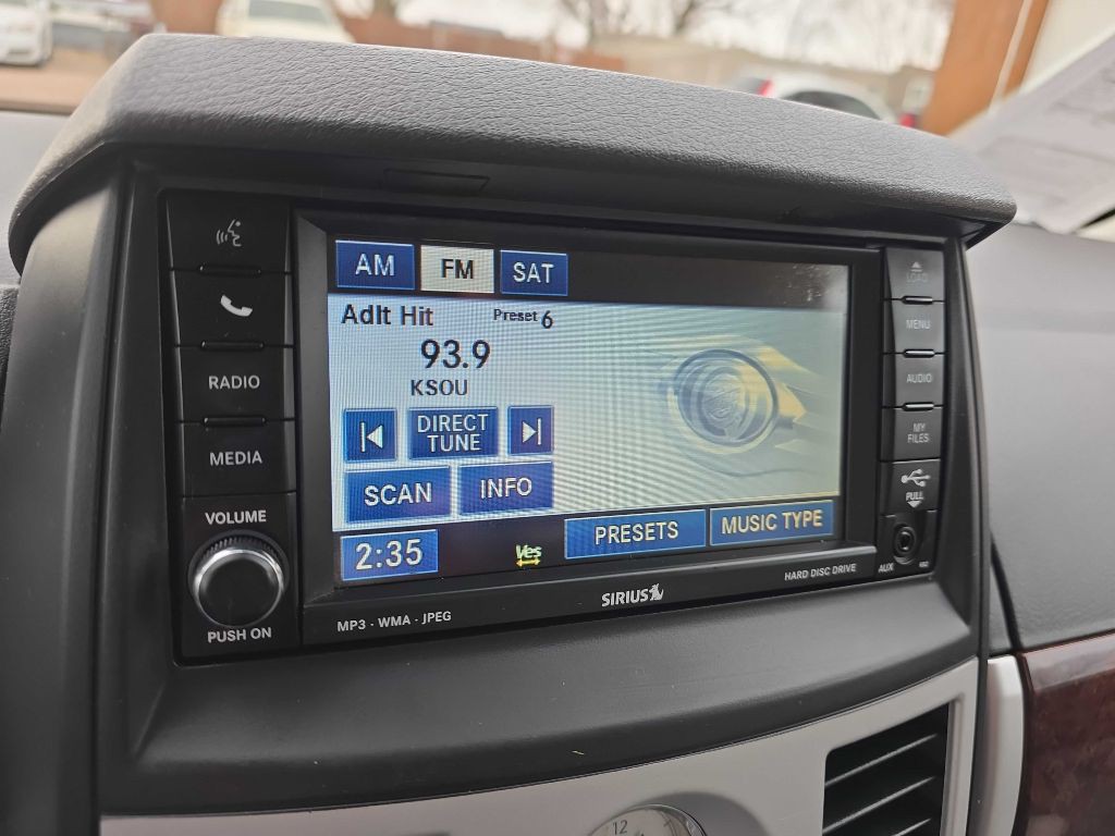 2010 Chrysler Town & Country Image 15