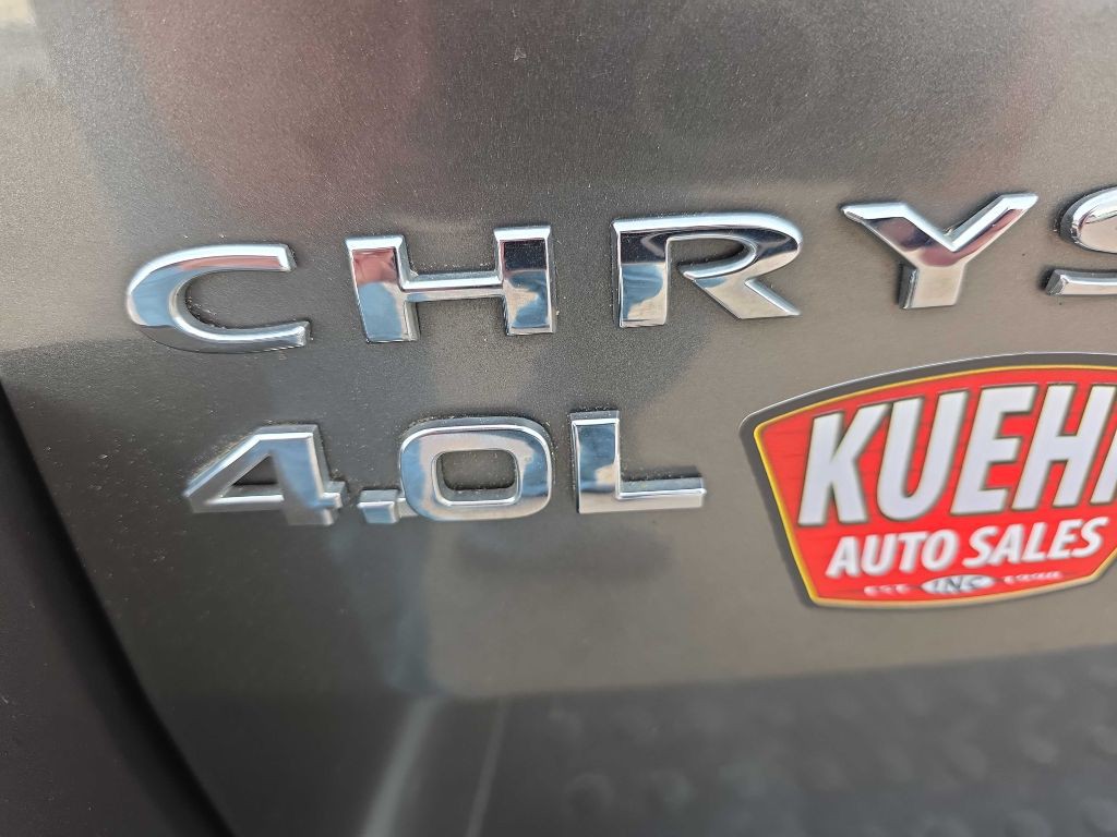 2010 Chrysler Town & Country Image 16