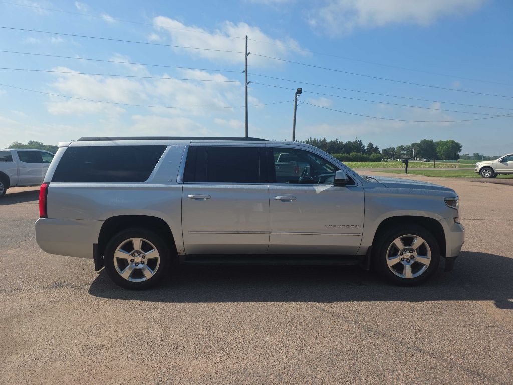 2015 Chevrolet Suburban Image 3