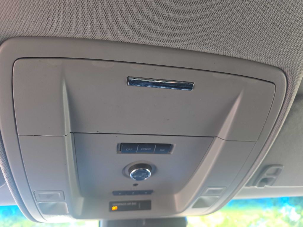 2015 Chevrolet Suburban Image 16