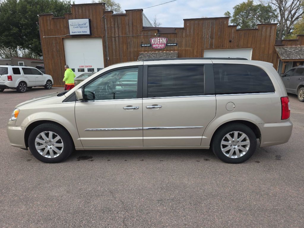 2015 Chrysler Town & Country Image 2