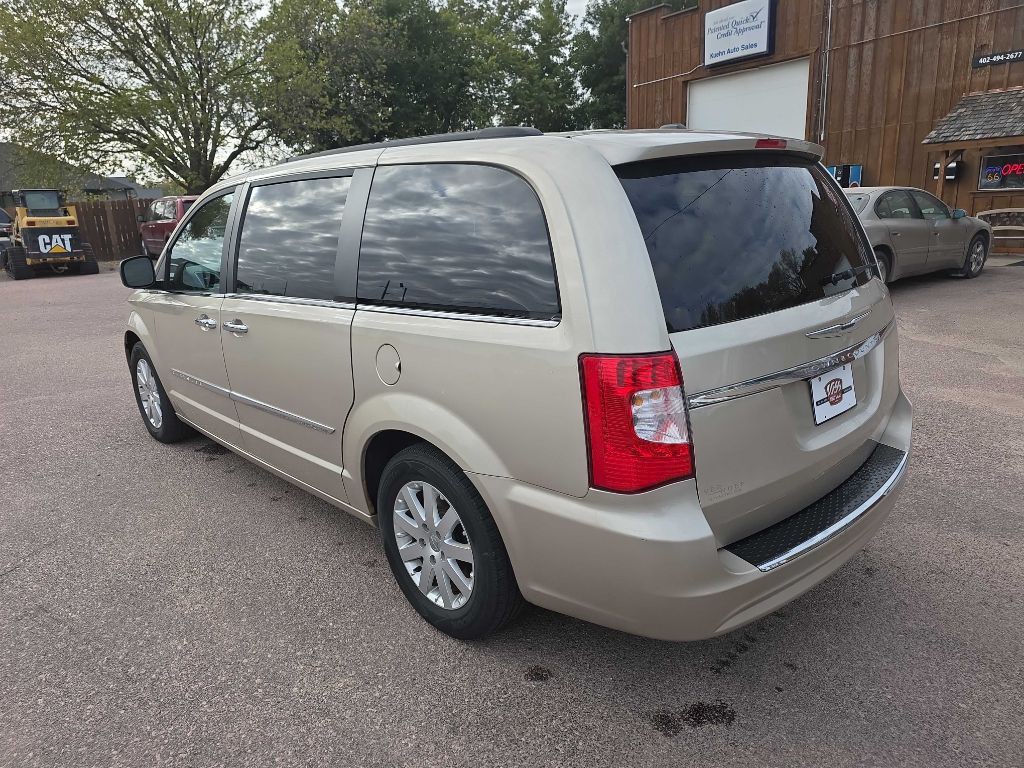 2015 Chrysler Town & Country Image 3
