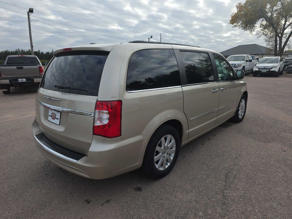 2015 Chrysler Town & Country Image 4