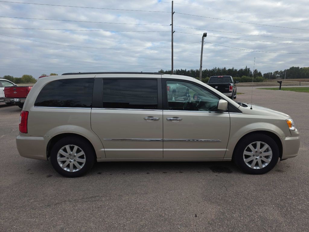 2015 Chrysler Town & Country Image 5