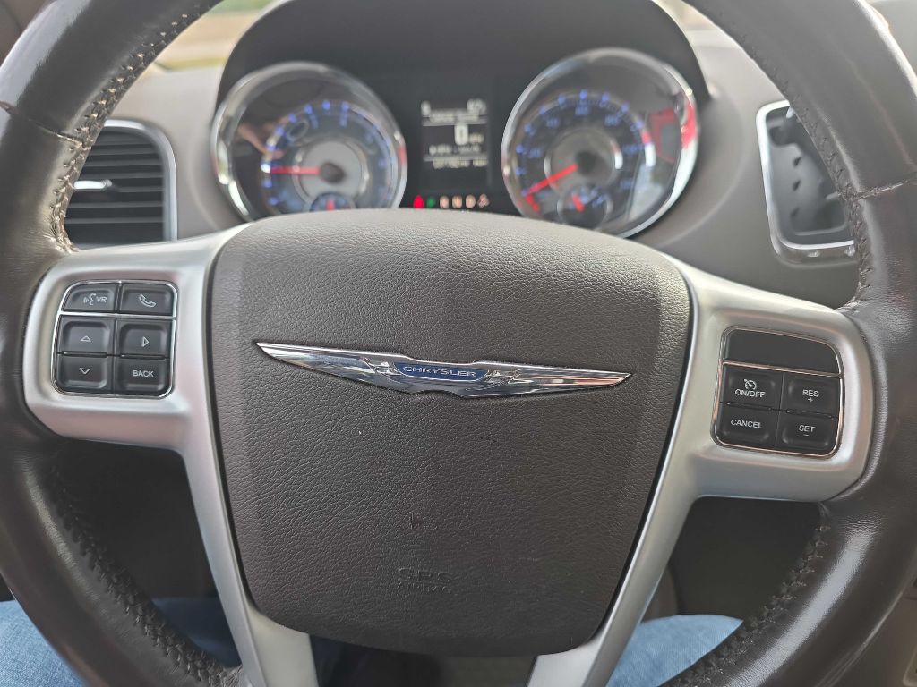 2015 Chrysler Town & Country Image 8
