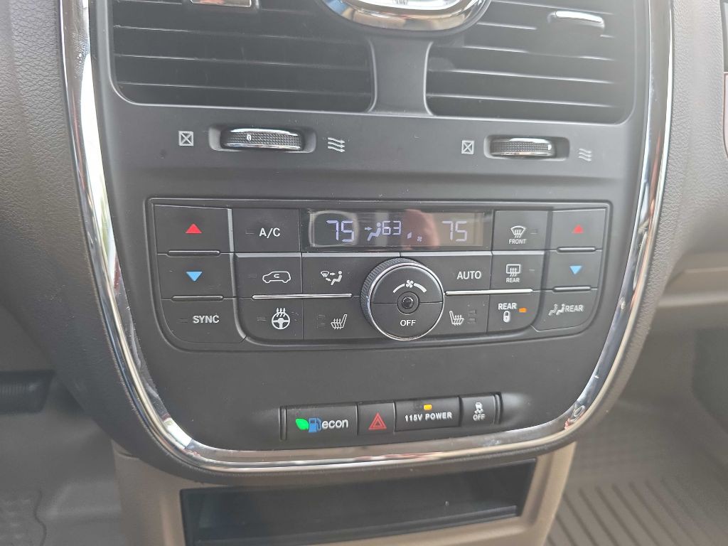 2015 Chrysler Town & Country Image 9