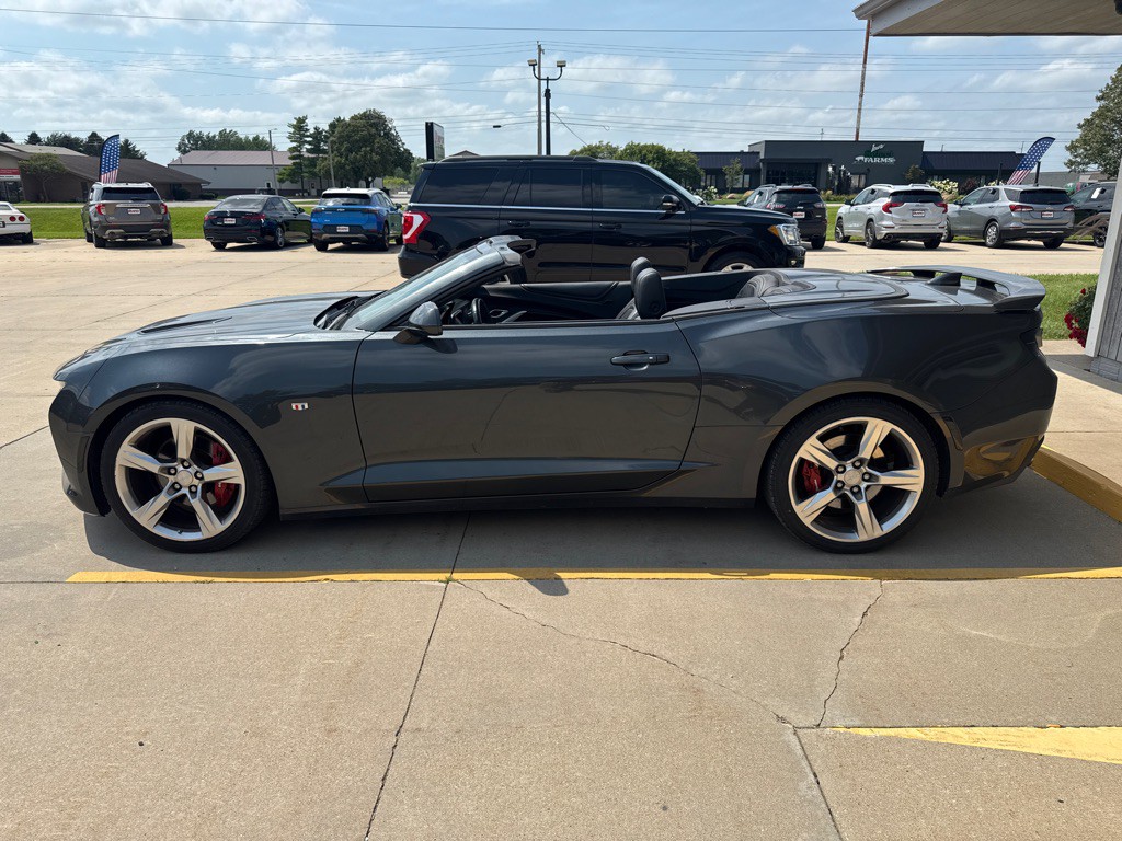 2017 Chevrolet Camaro Image 2