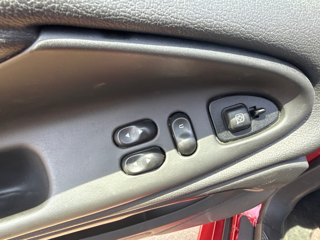 2004 Ford Mustang Image 18