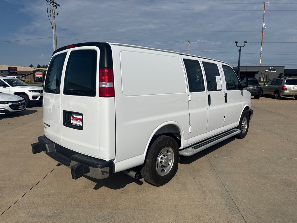 2025 Chevrolet Express Image 5