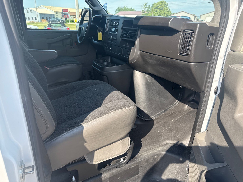 2025 Chevrolet Express Image 15