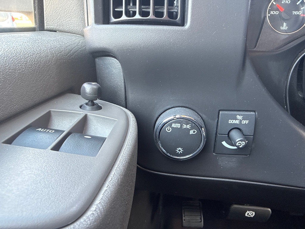 2025 Chevrolet Express Image 21