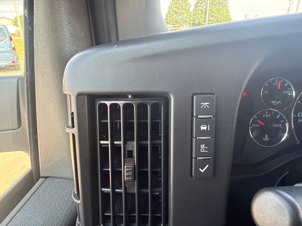 2025 Chevrolet Express Image 22