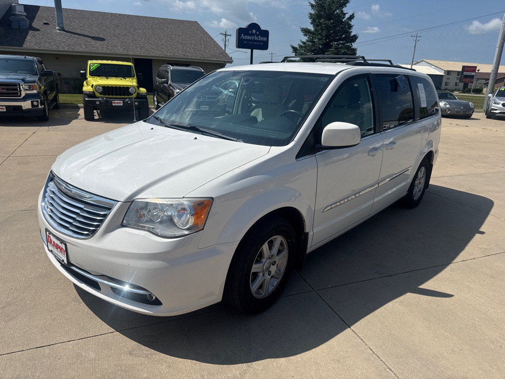 2011 Chrysler Town & Country Image 1