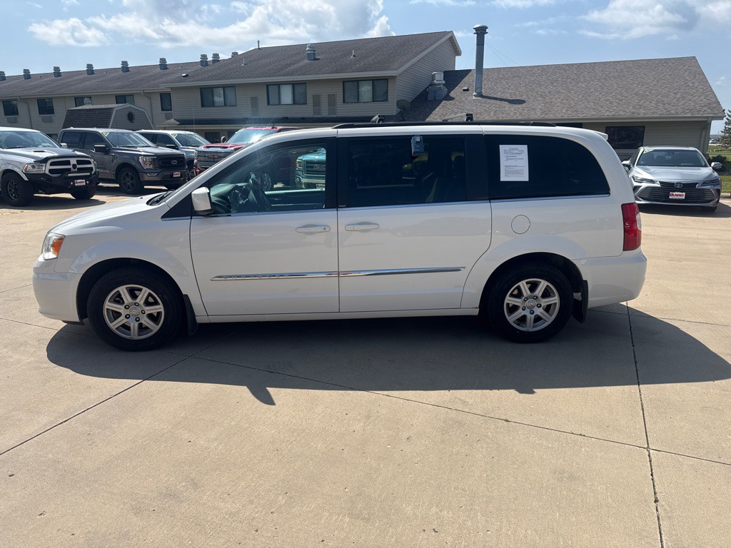 2011 Chrysler Town & Country Image 2