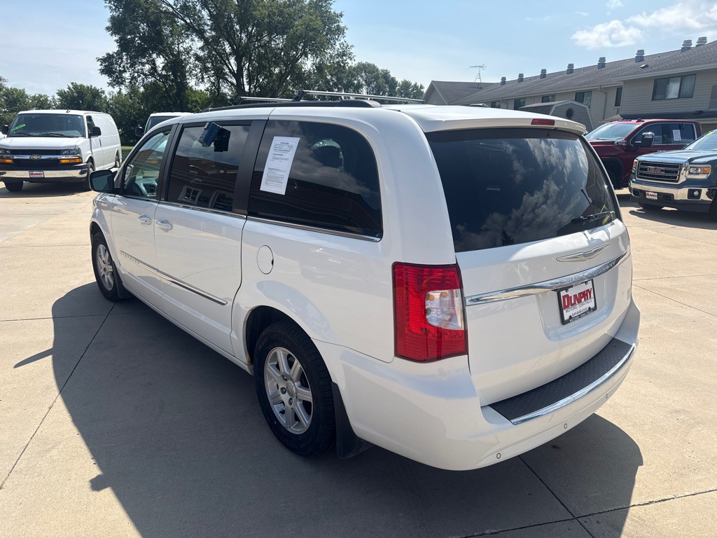 2011 Chrysler Town & Country Image 3